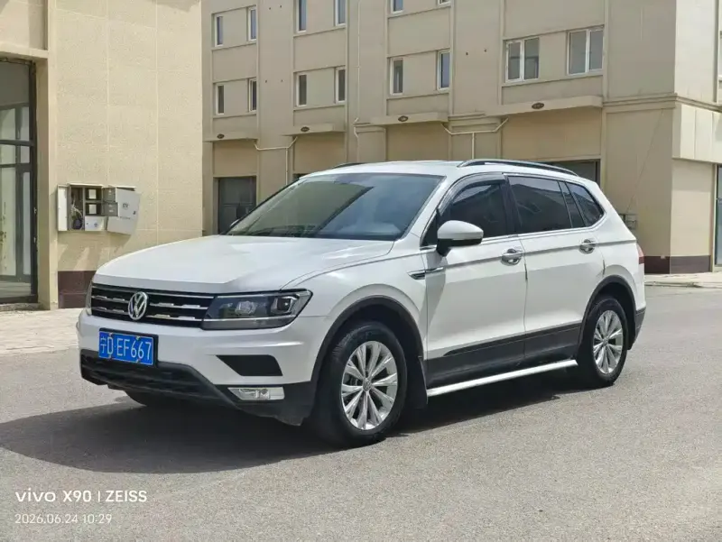 Volkswagen Tiguan L, 2018 — фото 1