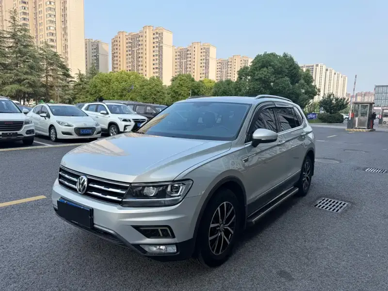 Volkswagen Tiguan L, 2018 — фото 1