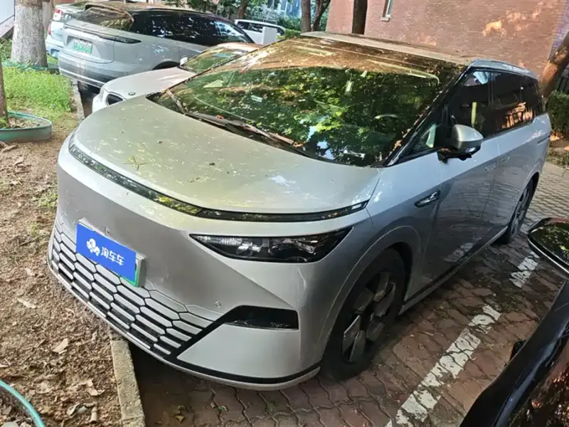 XPeng X9, 2024