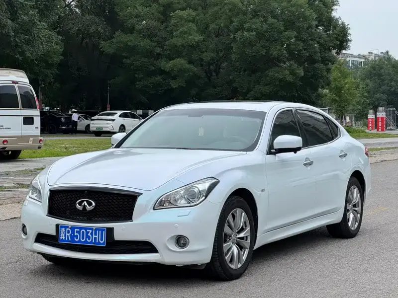 Infiniti Q70, 2015