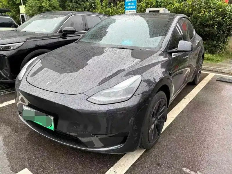 Tesla Model Y, 2024