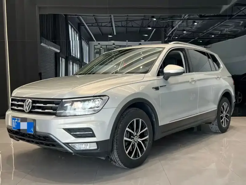 Volkswagen Tiguan L, 2018 — фото 1