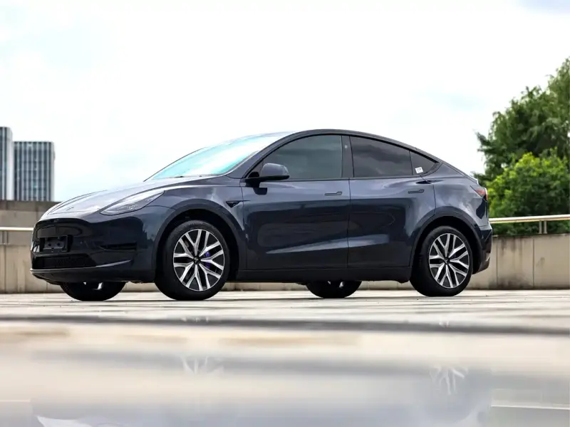 Tesla Model Y, 2024