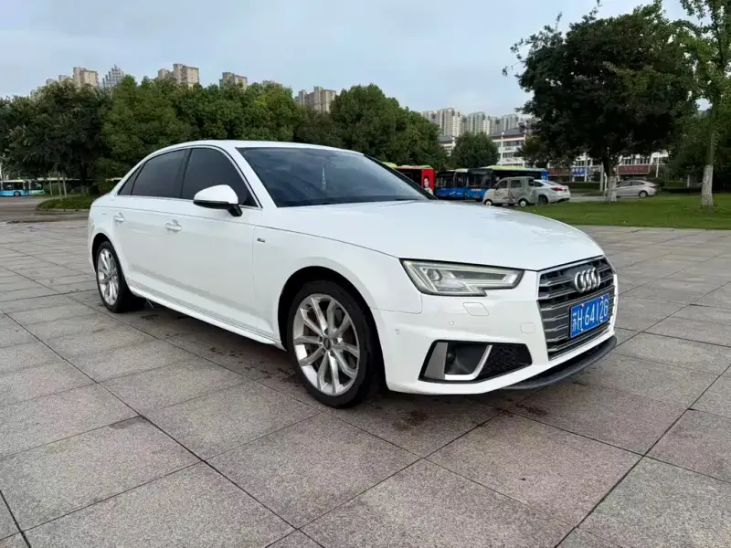 Audi A4L, 2019 — фото 1