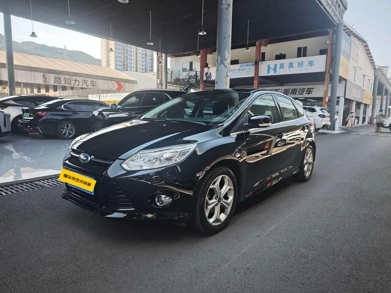 Ford Focus Hatchback 2.0L Manual Luxury Sport Version, 2012 — фото 1