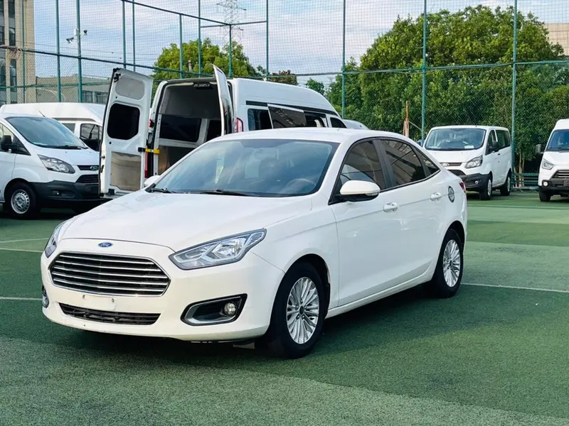 Ford Escort 1.5L Manual Comfort Version, 2015 — фото 1