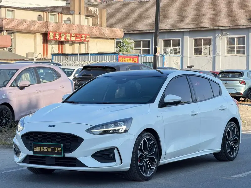 Ford Focus Hatchback EcoBoost 180 Auto ST Line, 2021 — фото 1