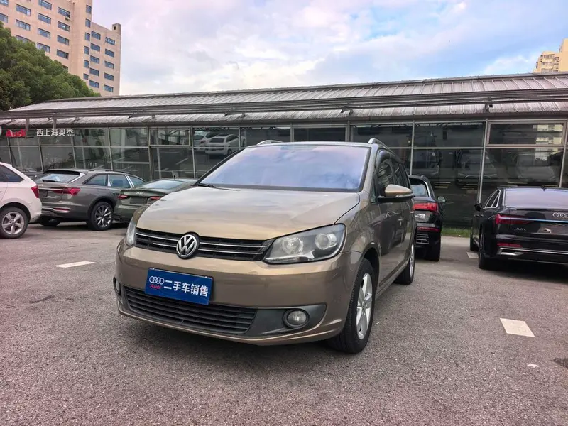 Volkswagen Touran 1.4T Manual Comfort Edition 5 Seater, 2015 — фото 1