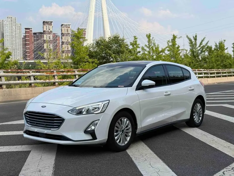 Ford Focus Hatchback EcoBoost 180 Auto Trendy Version, 2019 — фото 1