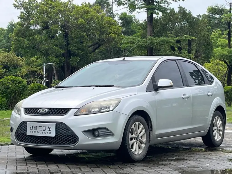 Ford Focus Hatchback Classic 1.8L Manual Basic Version, 2013 — фото 1
