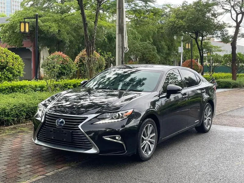 Lexus ES 300h Comfort Edition, 2015 — фото 1