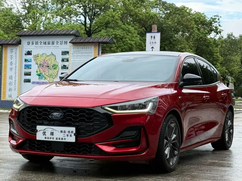 Ford Focus Hatchback EcoBoost 180 Auto ST Line, 2022 — фото 1