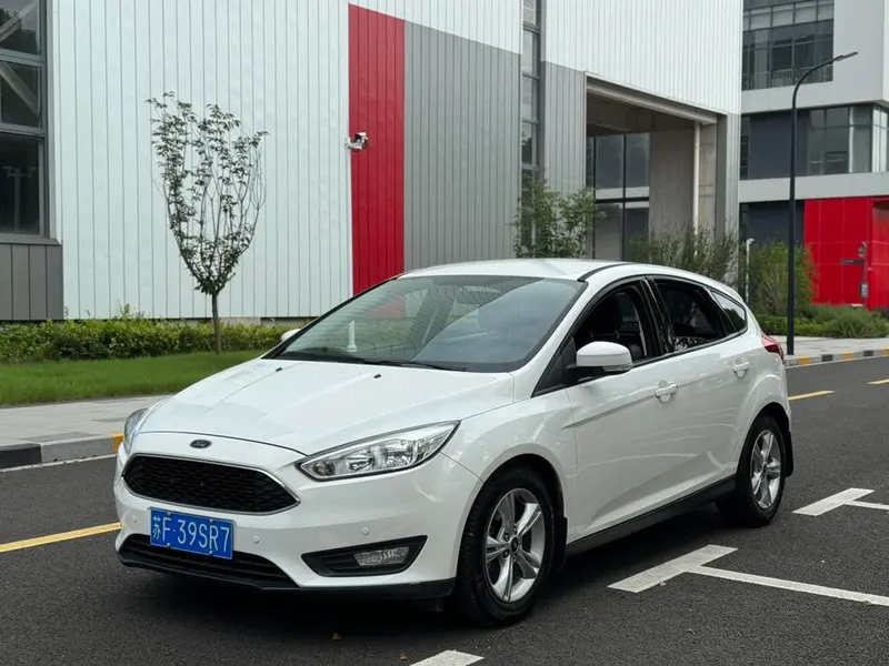 Ford Focus Hatchback 1.6L Auto Style Version Edition, 2017 — фото 1