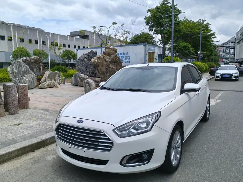 Ford Escort 1.5L Auto Fashion Version, 2015 — фото 1