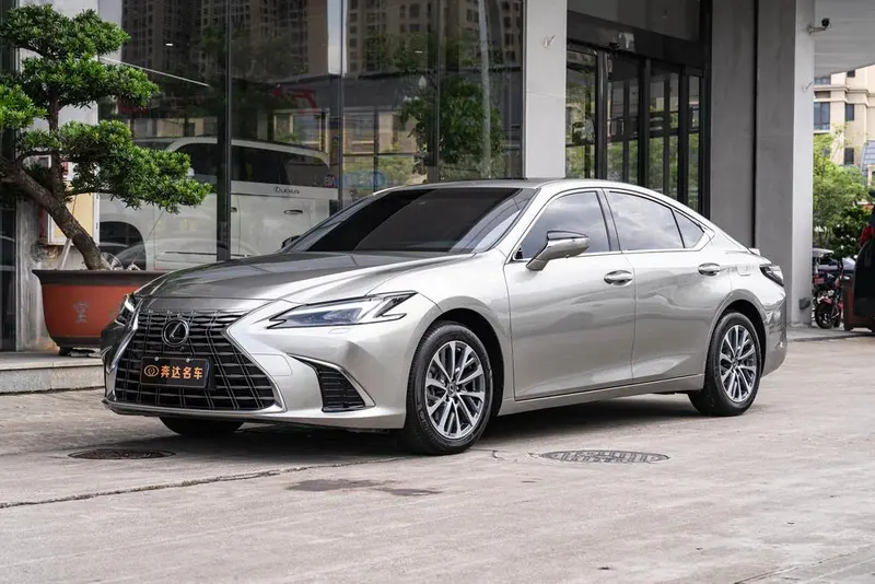 Lexus ES, 2025