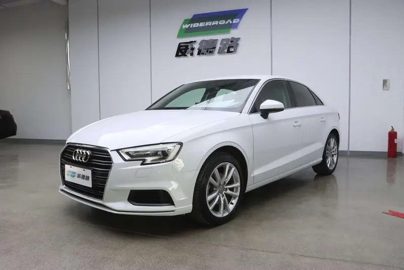 Audi A3 30 Version Limousine 35 TFSI Version, 2018 — фото 1