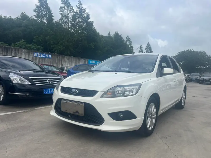 Ford Focus Hatchback Classic 1.8L Manual Basic Version, 2012 — фото 1
