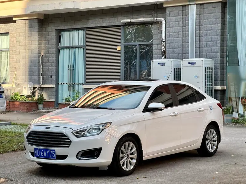 Ford Escort 1.5L Auto Fashion Version, 2015 — фото 1