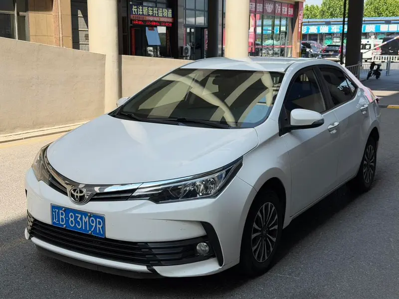 Toyota Corolla рестайлинг 1.2T механика GL нормы China V, 2017 — фото 1
