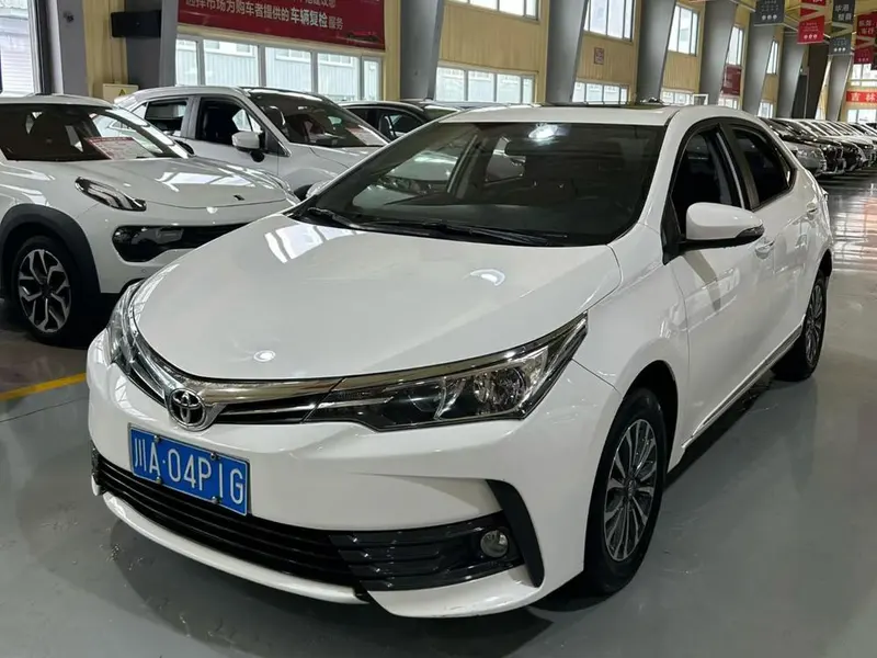Toyota Corolla рестайлинг 1.2T механика GL-i нормы China V, 2017 — фото 1