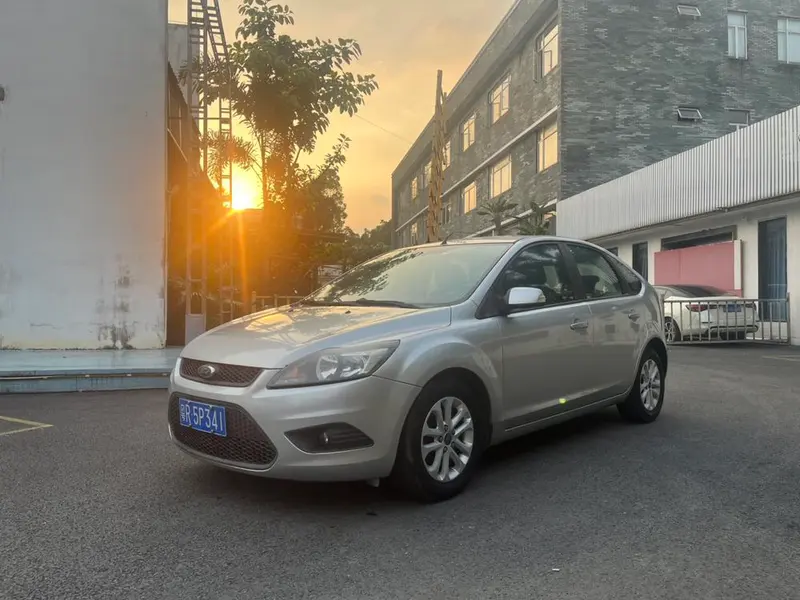 Ford Focus Hatchback Classic 1.8L Manual Basic Version, 2012 — фото 1