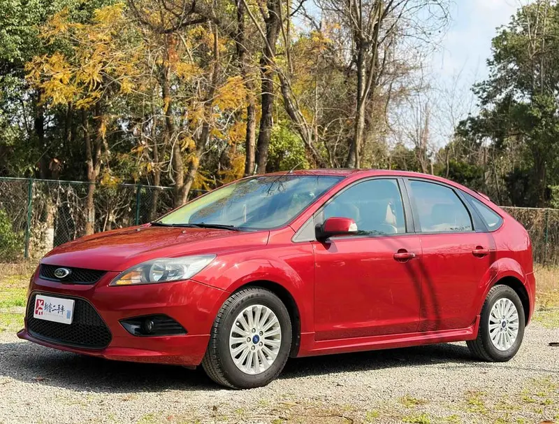 Ford Focus Hatchback Classic 1.8L Manual Fashion Version, 2013 — фото 1