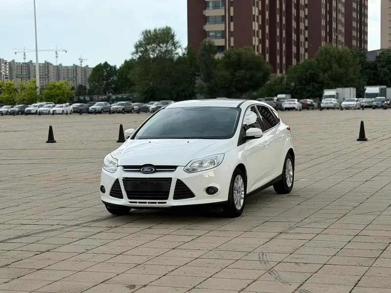 Ford Focus Hatchback 1.6L Auto Comfort Version, 2012 — фото 1