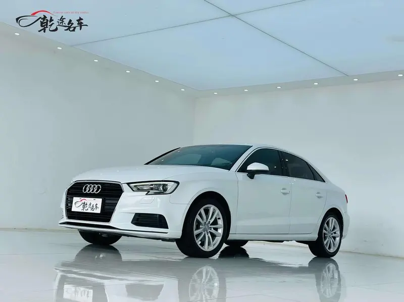Audi A3 Limousine 35 TFSI Version, 2017 — фото 1