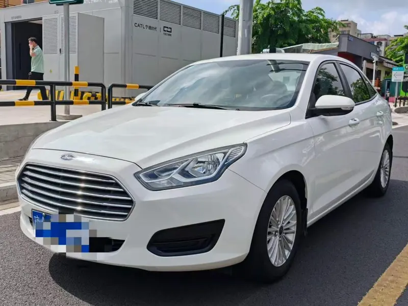 Ford Escort 1.5L Auto Fashion Version, 2015 — фото 1