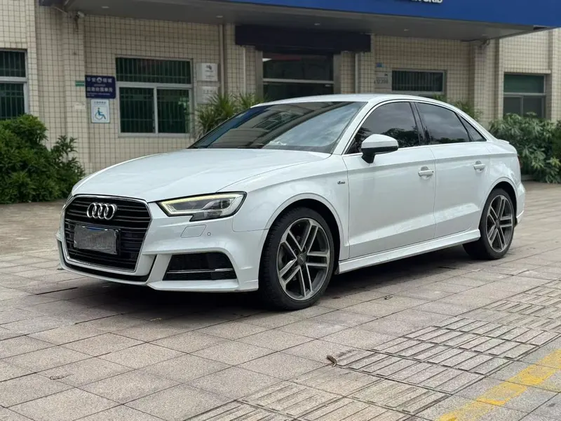 Audi A3 Limousine 35 TFSI Version, 2017 — фото 1