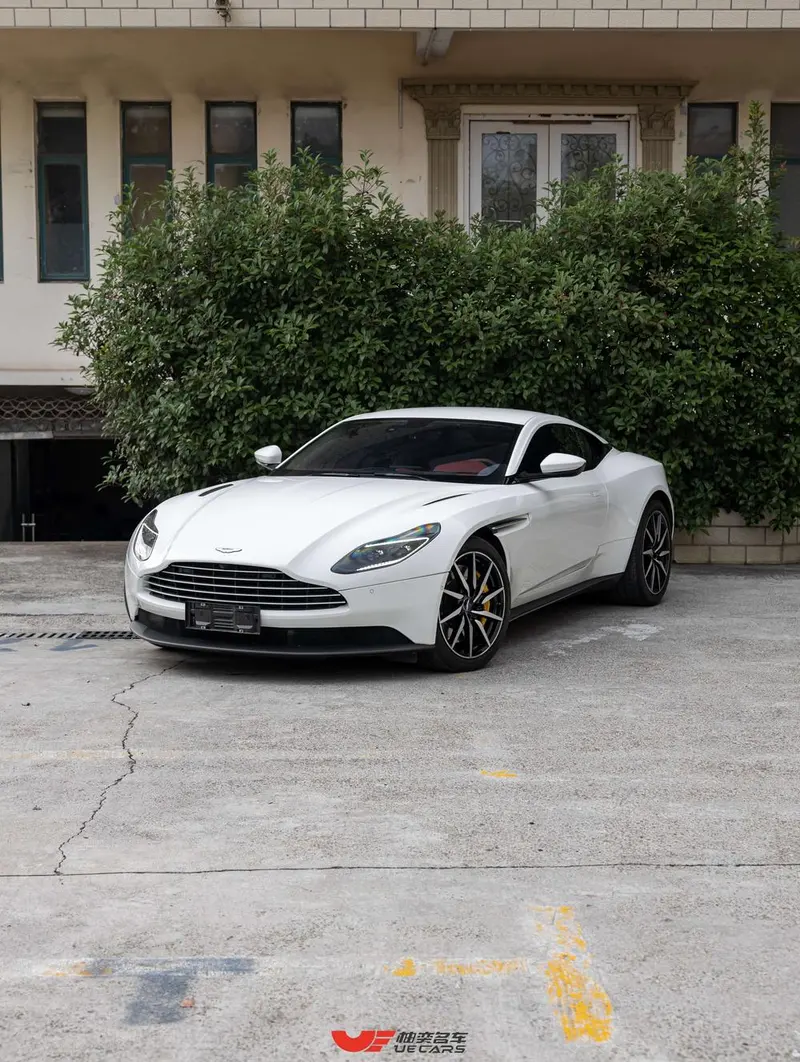 Aston Martin DB11, 2022