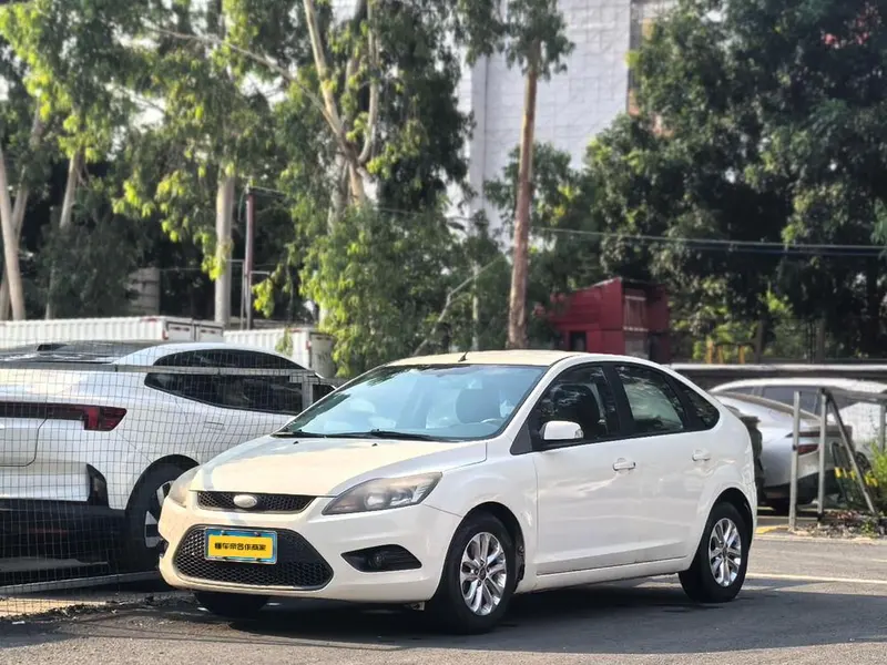 Ford Focus Hatchback Classic 1.8L Auto Basic Version, 2013 — фото 1