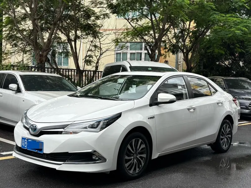 Toyota Corolla Facelift Dual Engine 1.8L E-CVT Leading Edition CN5, 2017 — фото 1