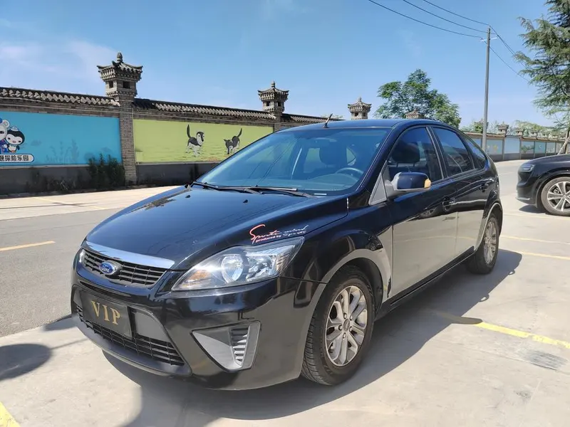 Ford Focus Hatchback Classic 1.8L Auto Basic Version, 2012 — фото 1