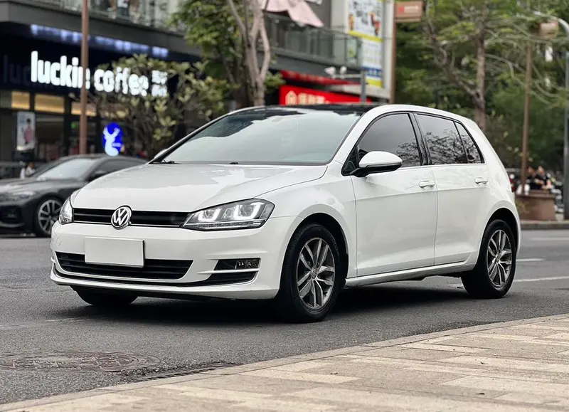 Volkswagen Golf 230TSI Auto Luxury Version, 2016 — фото 1