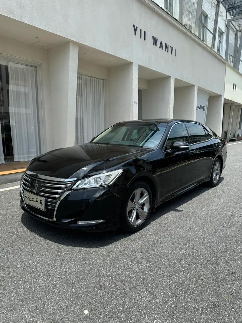 Toyota Crown, 2015