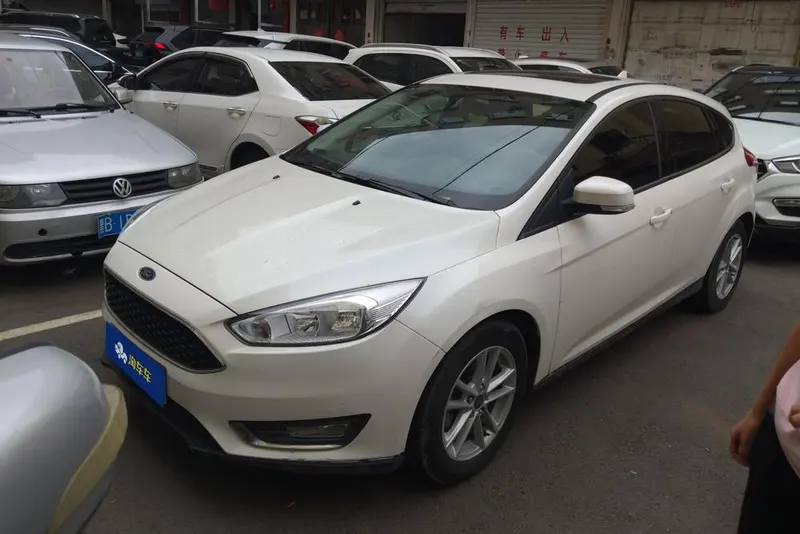 Ford Focus Hatchback 1.6L Auto Style Version Edition, 2017 — фото 1