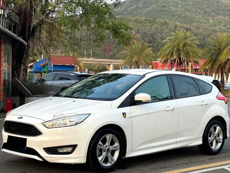 Ford Focus Classic Edition Hatchback 1.6L Auto Comfort Version Edition, 2018 — фото 1