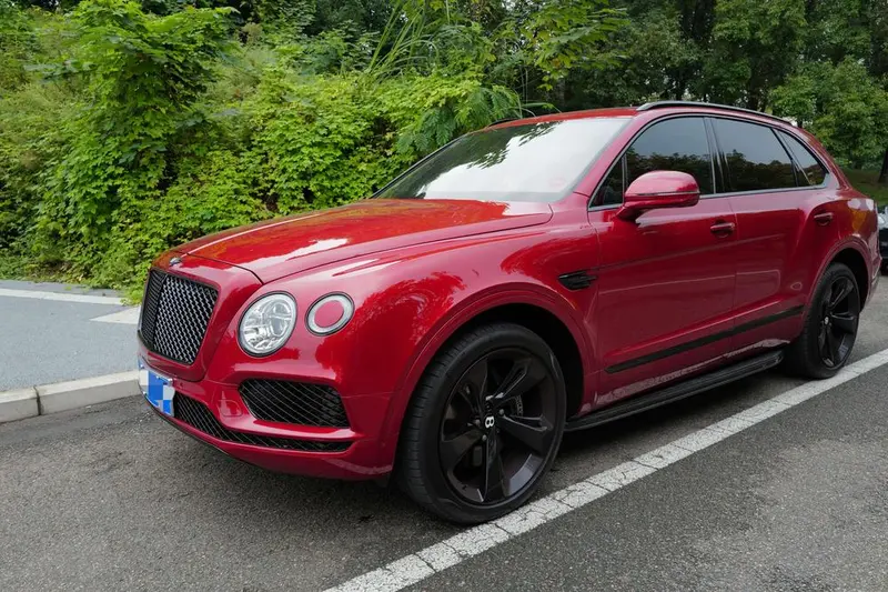 Bentley Bentayga 4.0T V8, 2018 — фото 1