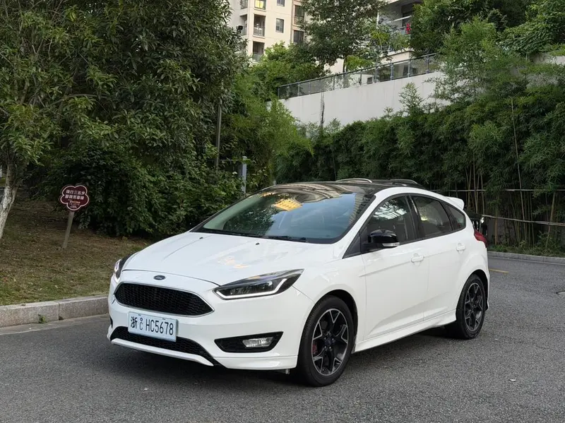 Ford Focus Hatchback EcoBoost 180 Auto Elite Version, 2017 — фото 1