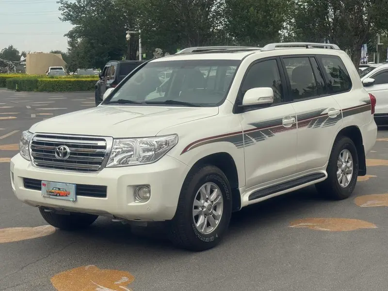 Toyota Land Cruiser 4.0L Auto 4WD 8 Seater Parallel Import, 2013 — фото 1
