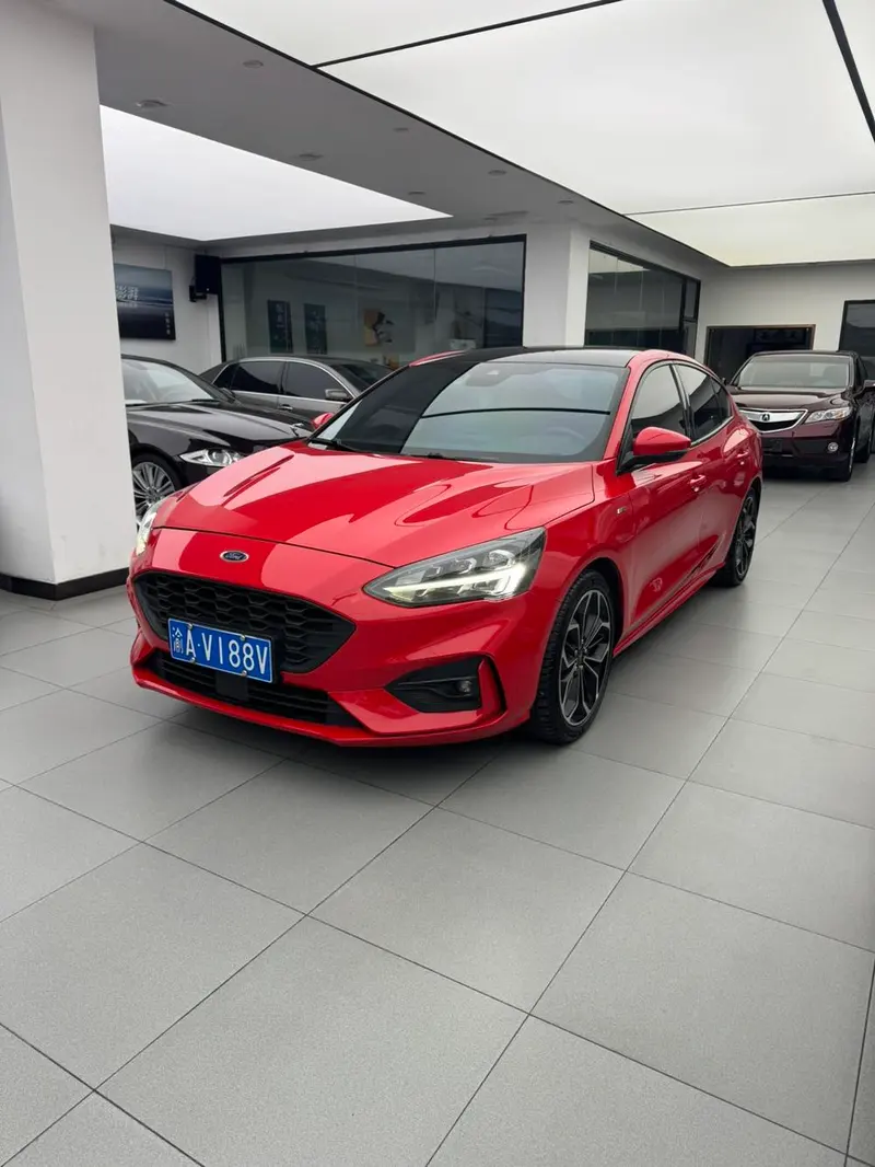 Ford Focus Sedan EcoBoost 180 Auto Trendy Version, 2020 — фото 1