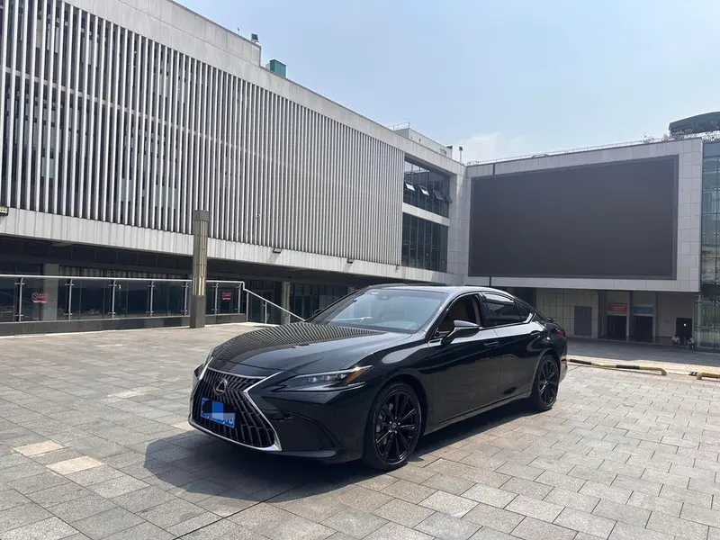 Lexus ES 300h Refined Edition, 2022 — фото 1