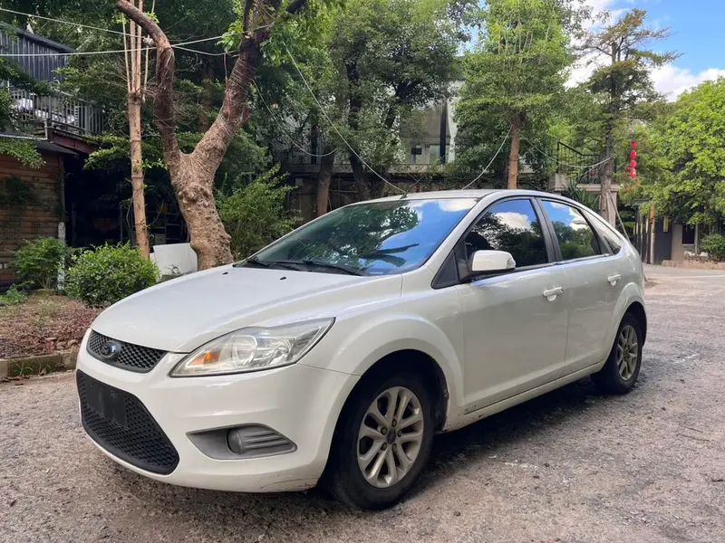 Ford Focus Hatchback Classic 1.8L Manual Basic Version, 2012 — фото 1