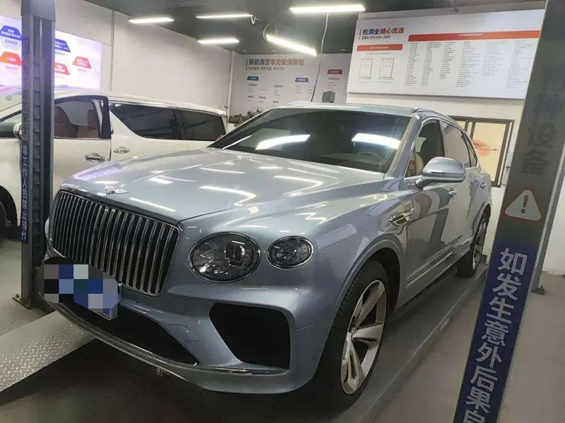 Bentley Bentayga 4.0T V8 LWB Edition, 2023 — фото 1