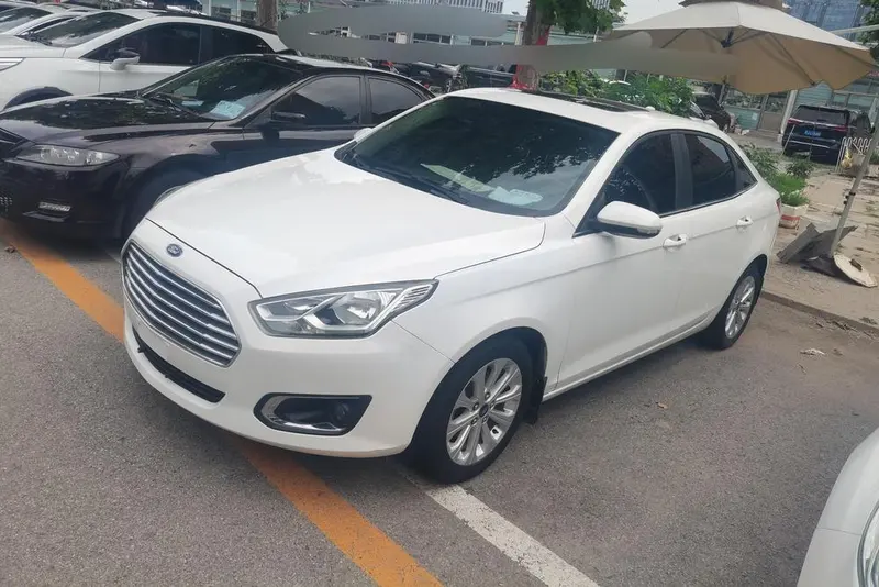 Ford Escort 1.5L Auto Fashion Version, 2015 — фото 1