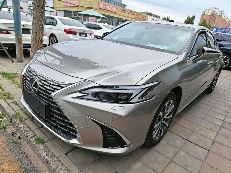 Lexus ES, 2025