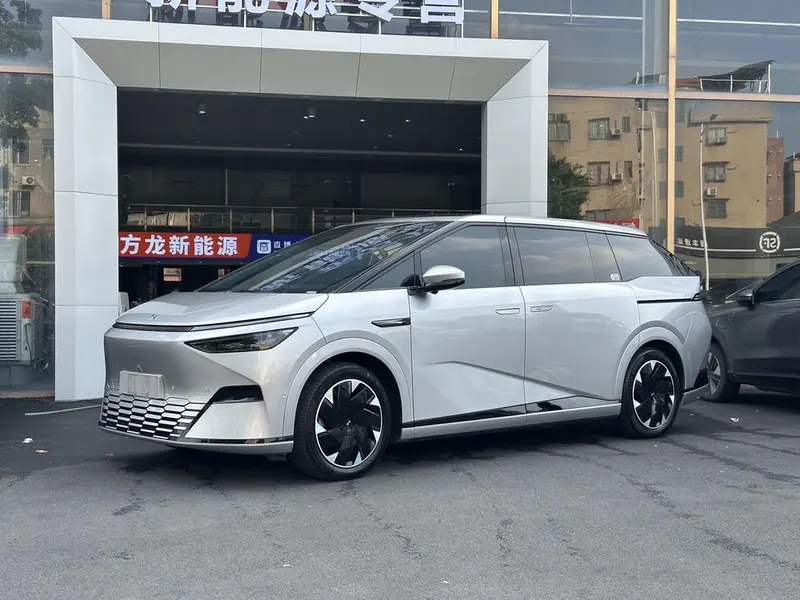 XPeng X9, 2024