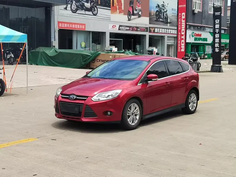 Ford Focus Hatchback 1.6L Auto Style Version, 2012 — фото 1