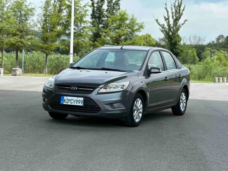 Ford Focus Sedan Classic 1.8L Auto Anniversary Edition, 2013 — фото 1